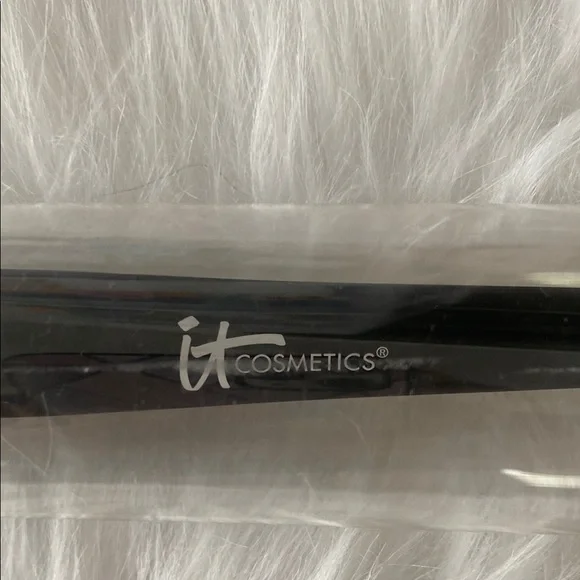 New IT Cosmetics Heavenly Luxe Radiance   Brush #14 - Picture 7 of 9